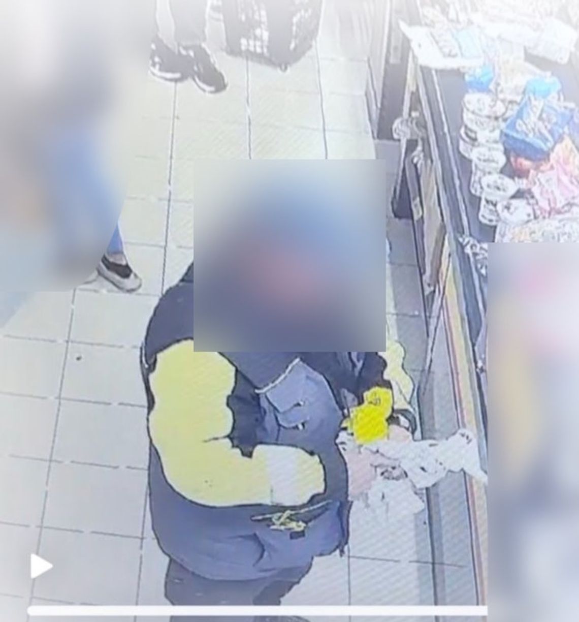 Bezczelna kradzież w sklepie. Złodziej wyjął pieniądze z portfela, po czym kopnął go pod palety Bezczelna kradzież w sklepie. Złodziej wyjął pieniądze z portfela, po czym kopnął go pod palety