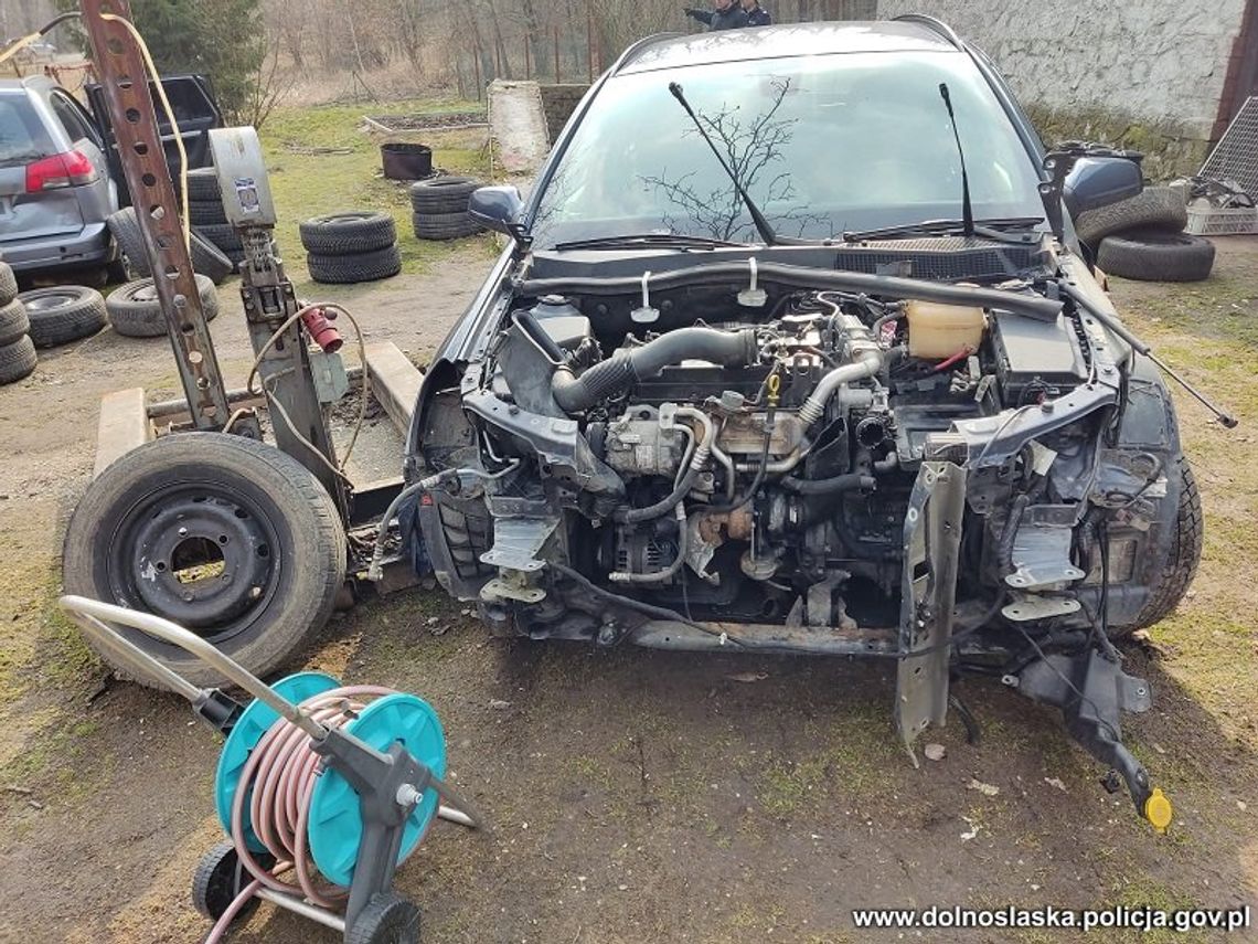 Bezczelny złodziej jeździł lawetą z napisem "Autopomoc" i kradł samochody [ZDJĘCIA]