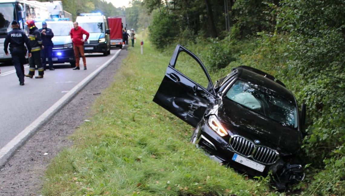 Bezdomny w BMW zderzył się z dwoma tirami i uciekł. Jechał po mieszance 3 narkotyków