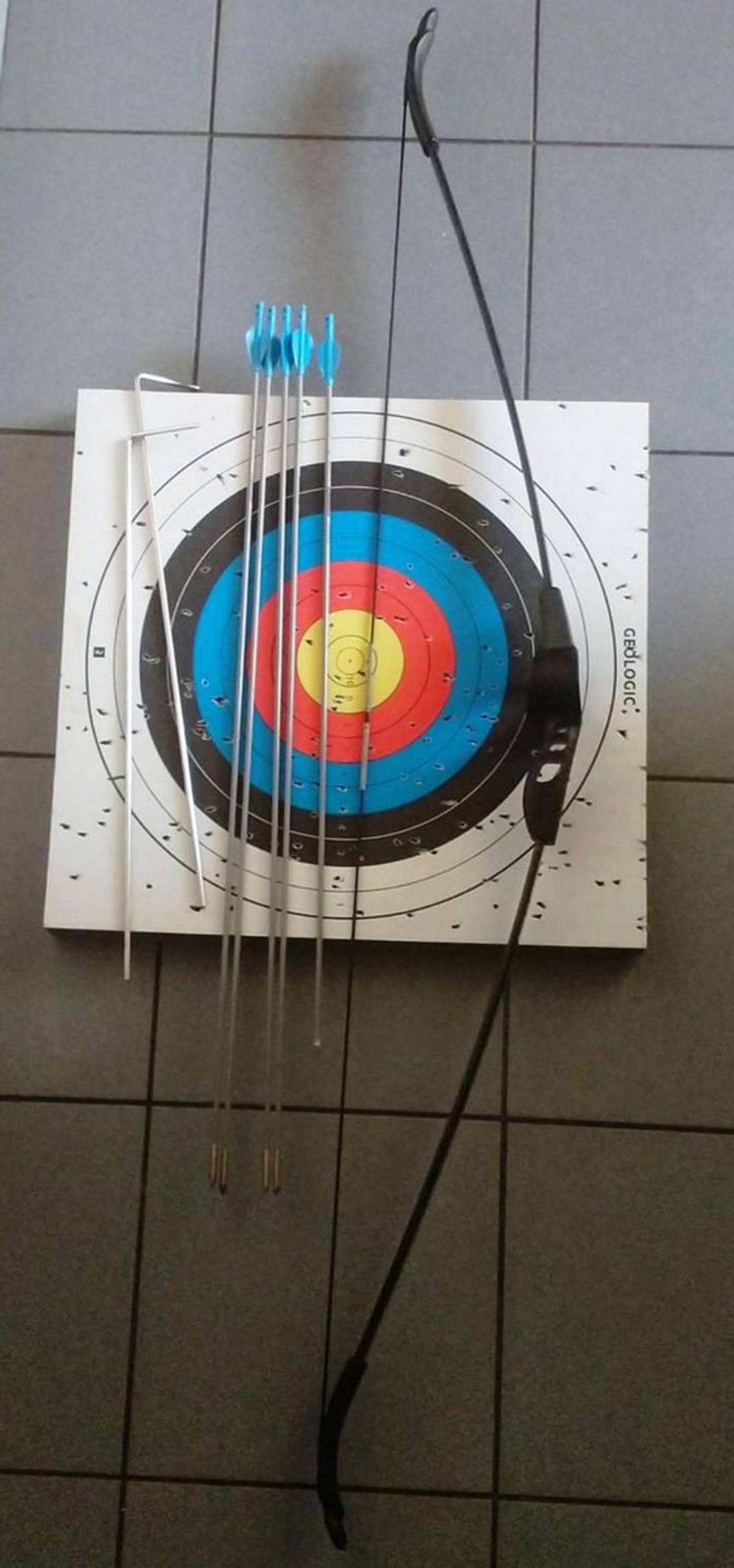 Białorusin ćwiczył w parku strzelanie z łuku. Trafił spacerowicza w kolano