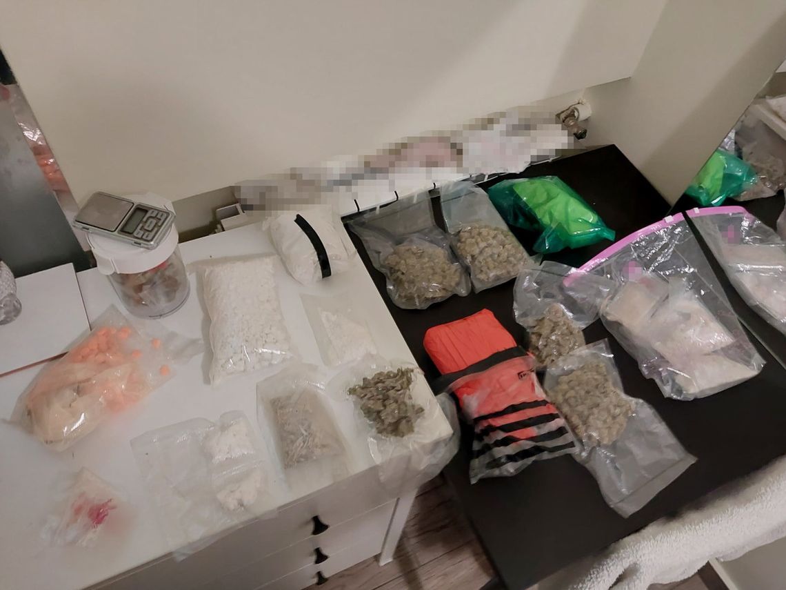 Białorusin w BMW uciekał przed policją. Po zatrzymaniu okazało się, że diluje razem z dziewczyną