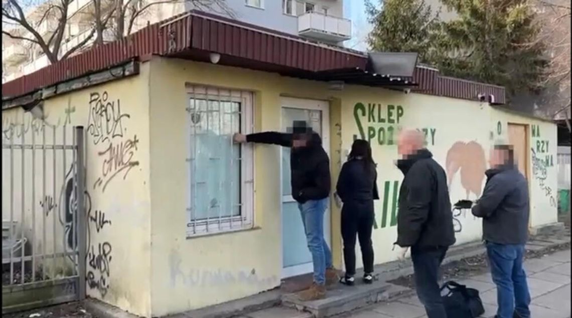 "Biedakasyno" w niepozornym sklepie osiedlowym. Służby znalazły w środku pięć automatów do gier