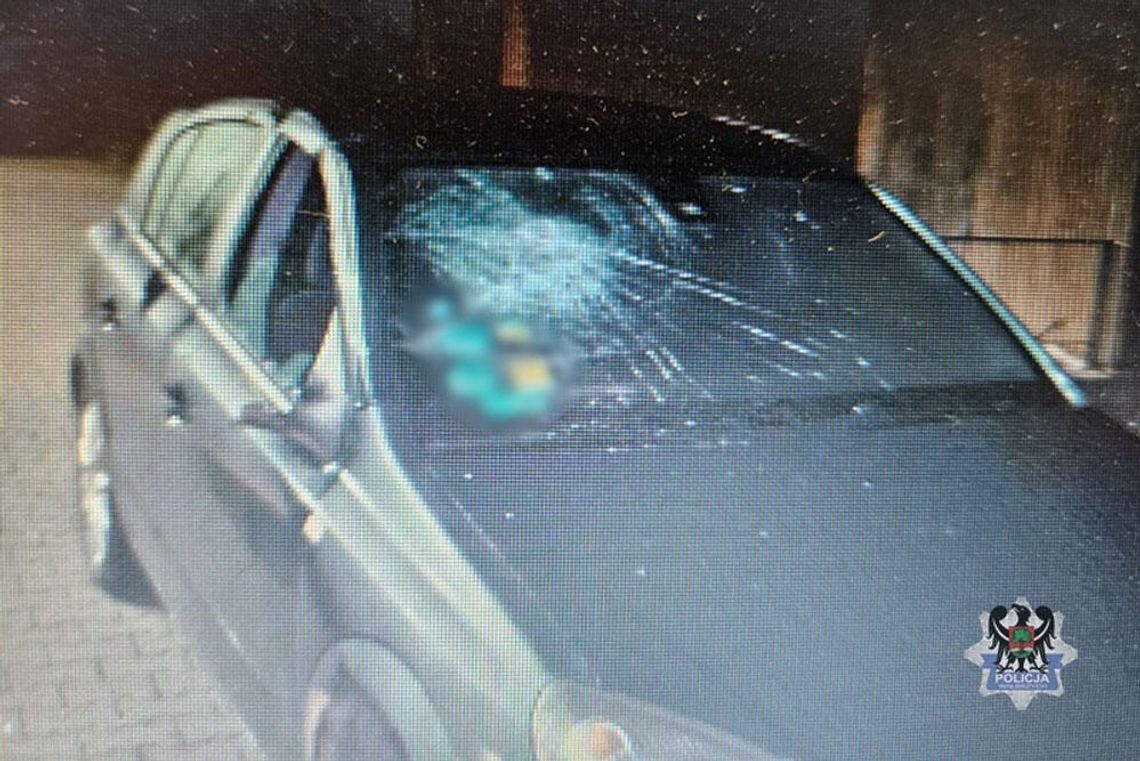 Biegał nago po ulicy z metalową rurką i zniszczył auto sąsiada. Gdy wytrzeźwiał tłumaczył, że ma z nim konflikt