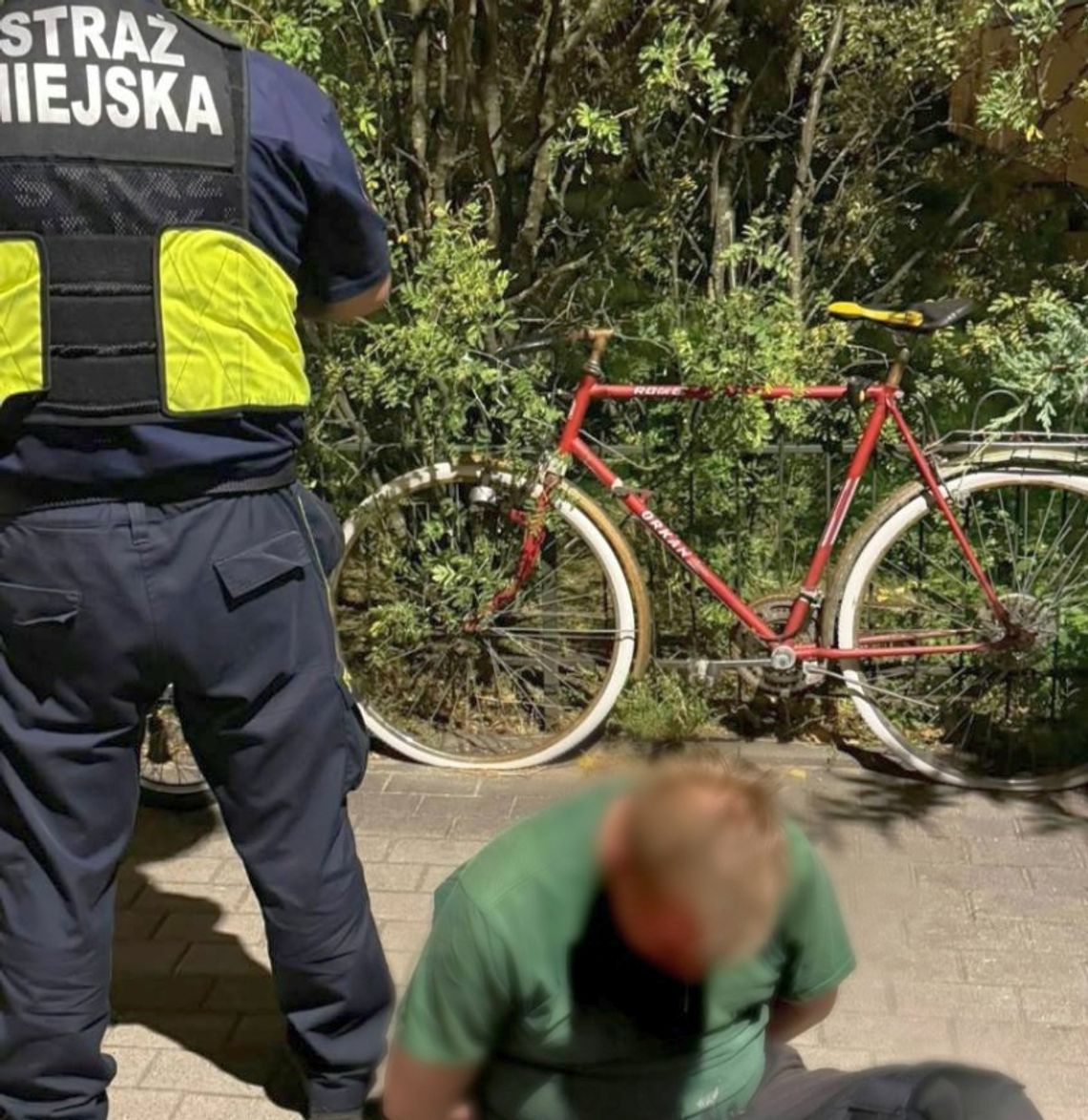 Biegł z nożem i rzucił się na mężczyznę. Strażnicy miejscy obezwładnili napastnika Biegł z nożem i rzucił się na mężczyznę. Strażnicy miejscy obezwładnili napastnika