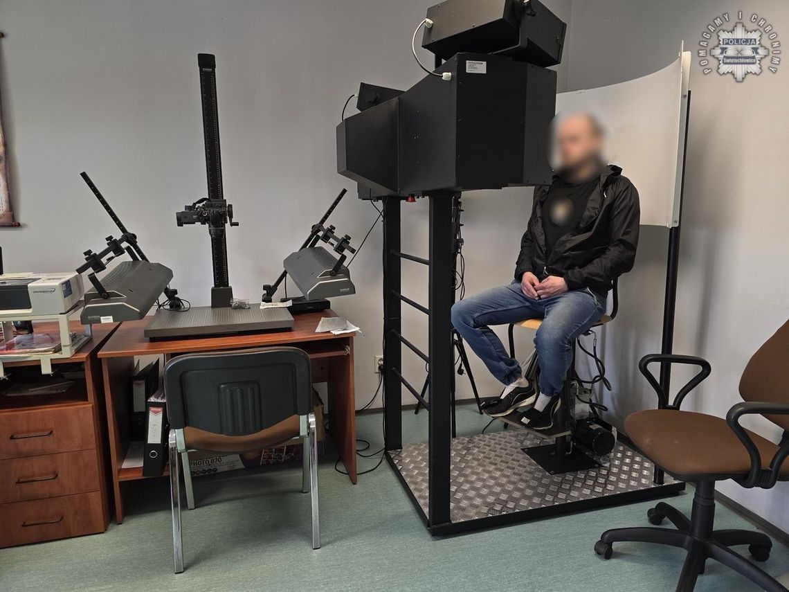 Bił swoją dziewczynę i ją poniżał. Gdy przyjechali policjanci, rzucił się też do nich. Musiał zostać obezwładniony