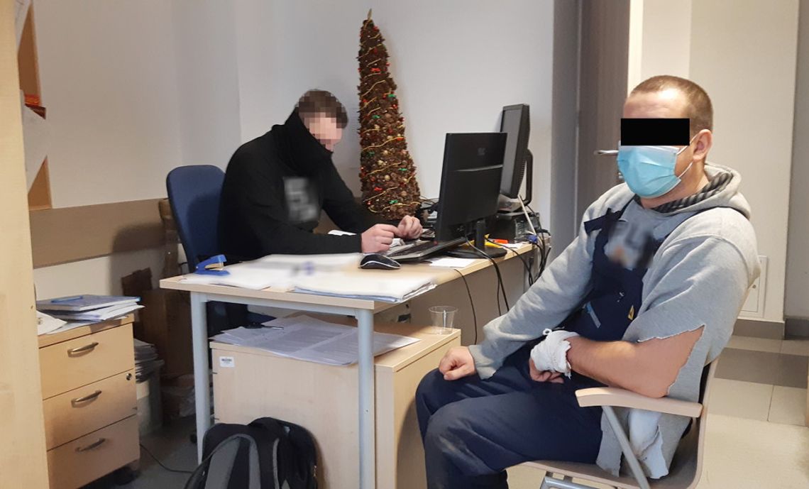 Bitwa handlarzy choinek. Zaatakowali go kijem, ruszył na konkurentów z piłą łańcuchową