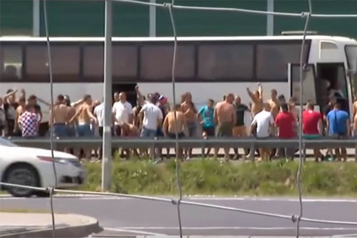 Bitwa kiboli na autostradzie. Policja: użycie strzelb gładkolufowych i gazu zasadne