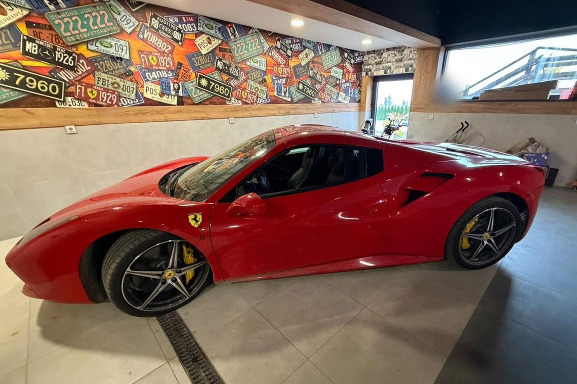 Biznesmen zatrzymany za paserstwo kradzionych maszyn. Zabezpieczono jego ferrari za milion złotych Biznesmen zatrzymany za paserstwo kradzionych maszyn. Zabezpieczono jego ferrari za milion złotych
