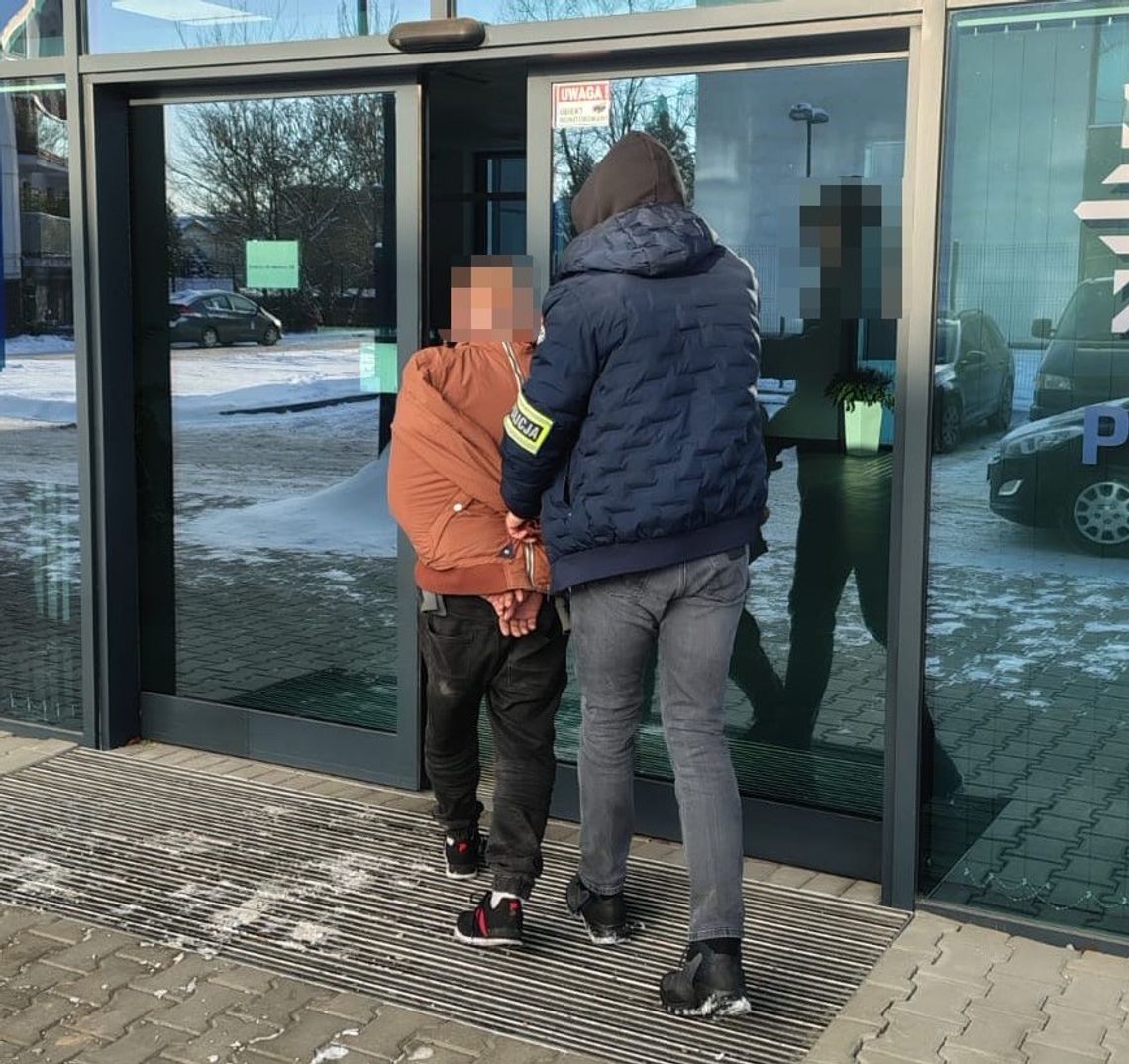 Bliscy 44-latka zapewniali policjantów, że mężczyzna jest zagranicą. Znaleźli go skulonego w łóżku