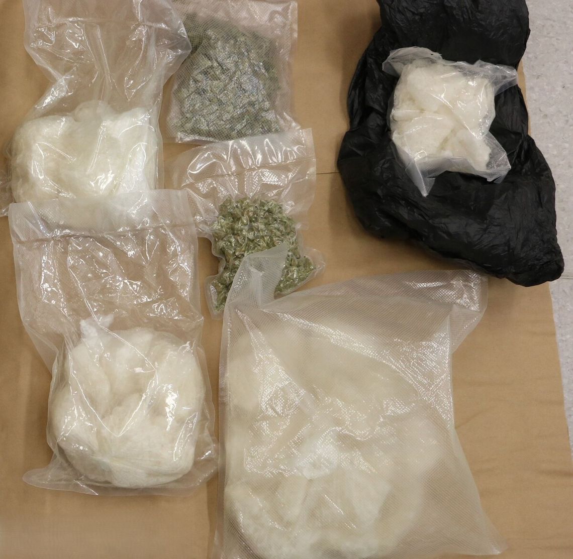 Blisko 2,5 kg narkotyków w chryslerze. Kryminalni zatrzymali cztery osoby, dwie trafiły do aresztu Blisko 2,5 kg narkotyków w chryslerze. Kryminalni zatrzymali cztery osoby, dwie trafiły do aresztu