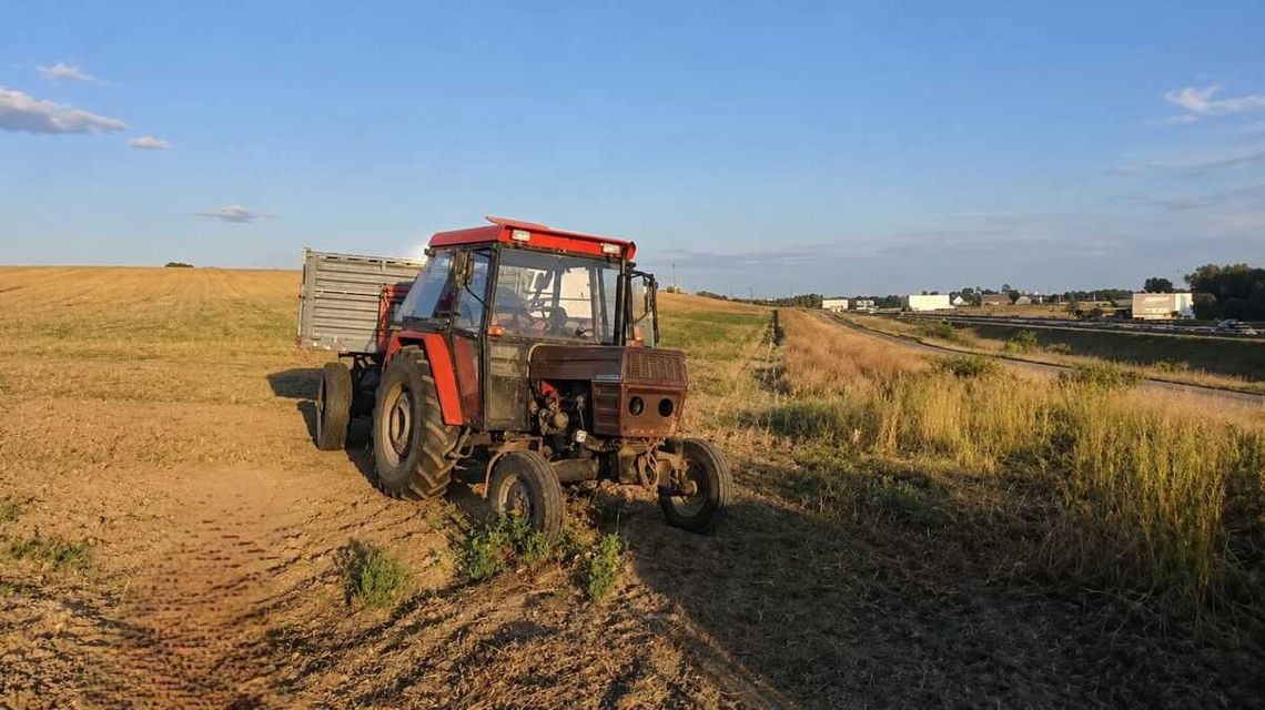 Blisko 5 promili za kierownicą ciągnika. Uciekał policji i pił alkohol w trakcie pościgu Blisko 5 promili za kierownicą ciągnika. Uciekał policji i pił alkohol w trakcie pościgu