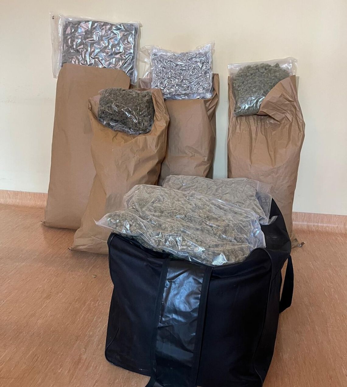 Blisko 50 kilogramów narkotyków zabezpieczonych przez policję. 24 i 32-latek aresztowani Blisko 50 kilogramów narkotyków zabezpieczonych przez policję. 24 i 32-latek aresztowani