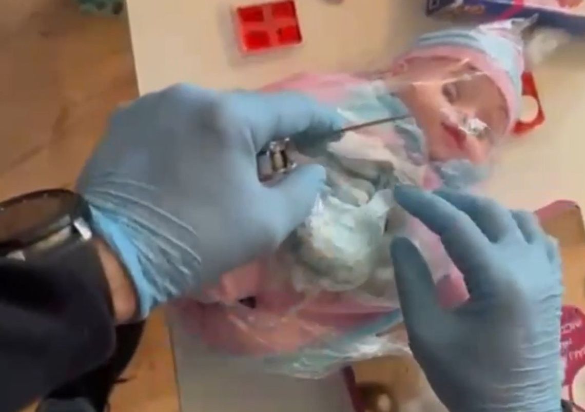 Blisko kilogram mefedronu ukryty w dziecięcych lalkach. Policjanci zatrzymali trzech dilerów Blisko kilogram mefedronu ukryty w dziecięcych lalkach. Policjanci zatrzymali trzech dilerów