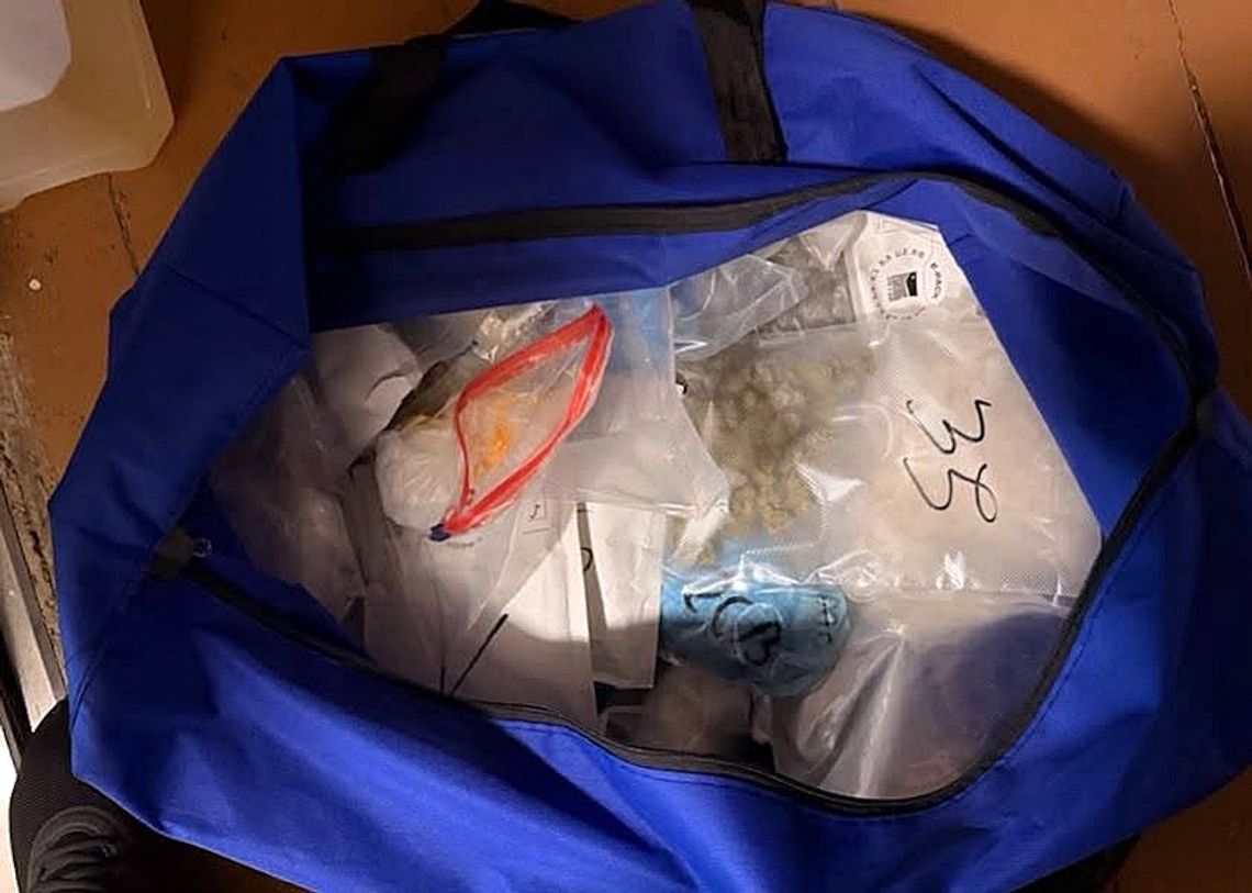 Blisko kilogram narkotyków w sportowej torbie. 37-latkowi grozi 12 lat Blisko kilogram narkotyków w sportowej torbie. 37-latkowi grozi 12 lat