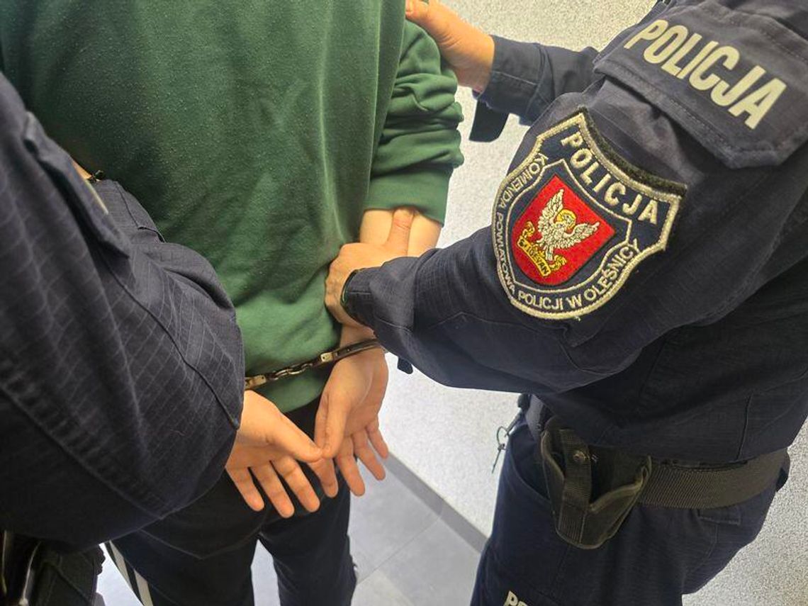 Błyskawiczna obława po rozboju. 17 i 22-latek przystawili ofierze nóż do twarzy i ukradli telefon Błyskawiczna obława po rozboju. 17 i 22-latek przystawili ofierze nóż do twarzy i ukradli telefon