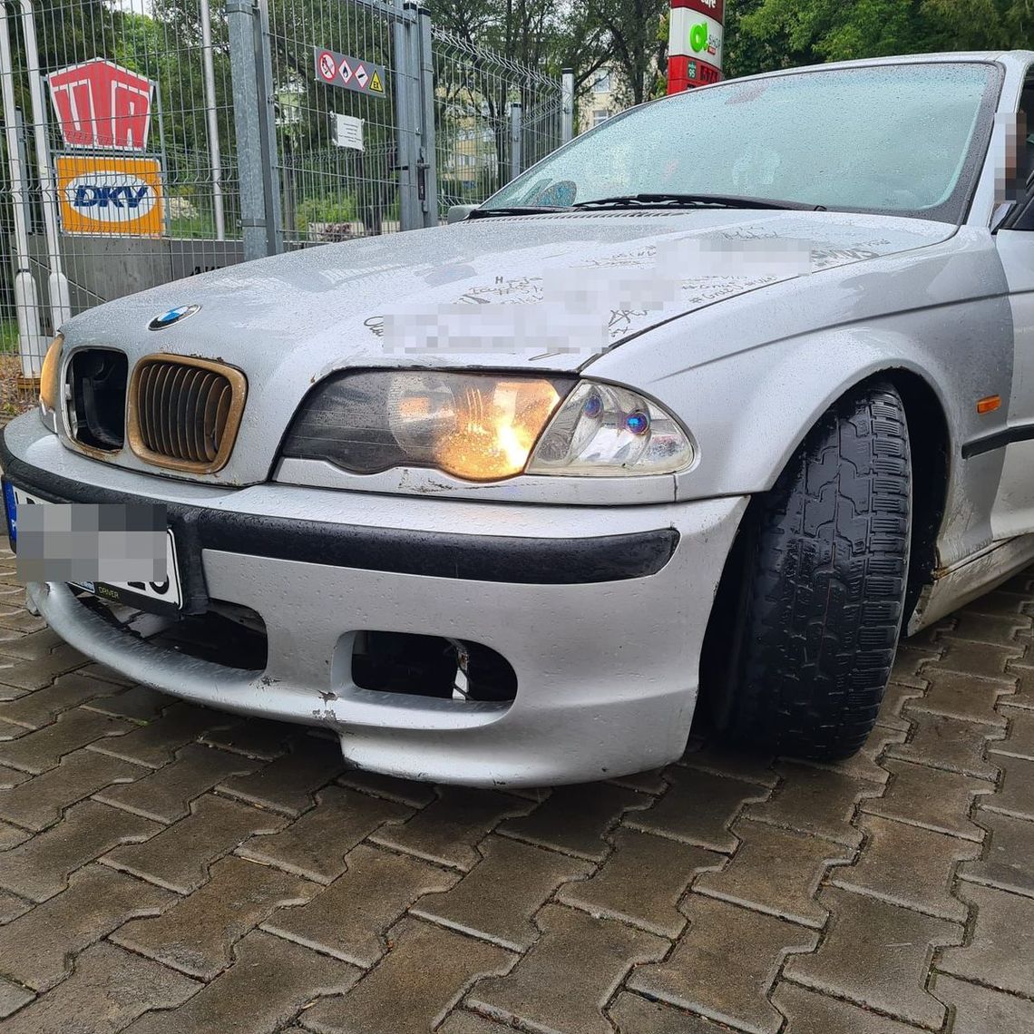 BMW bez tłumika i świateł a zderzak zamocowany trytytką. 18-latek nie mógł się powstrzymać od jazdy
