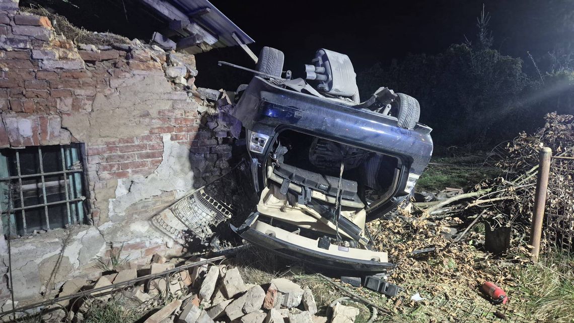 BMW dachowało i uderzyło w budynek. 19-latek przecenił swoje umiejętności. ZDJĘCIA