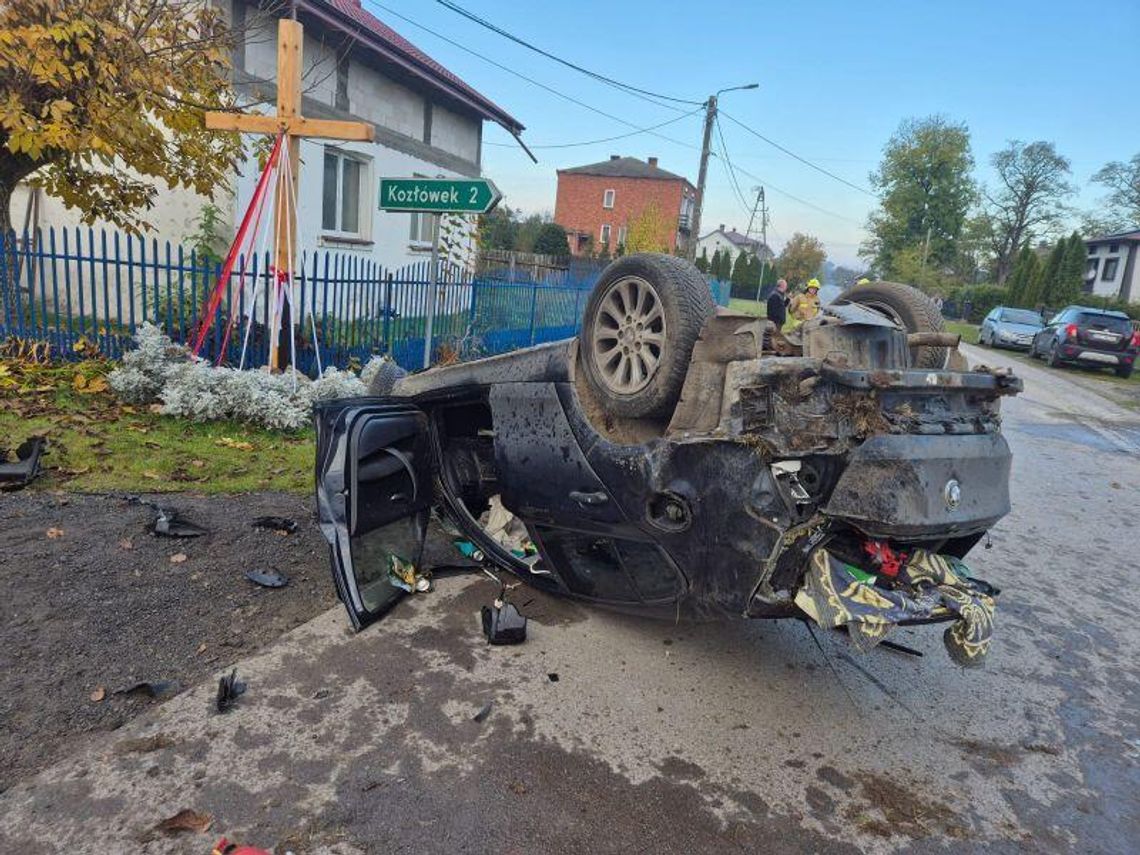 BMW dachowało na prostym odcinku drogi. Za kierownicą pijany 17-latek BMW dachowało na prostym odcinku drogi. Za kierownicą pijany 17-latek