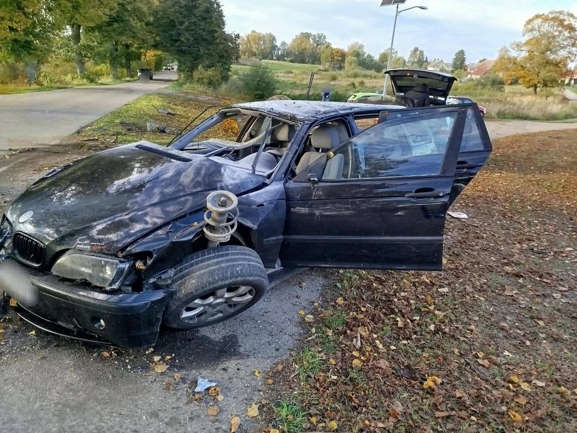 BMW dachowało podczas wyprzedzania. Ranne zostały cztery osoby, w tym dwoje dzieci BMW dachowało podczas wyprzedzania. Ranne zostały cztery osoby, w tym dwoje dzieci