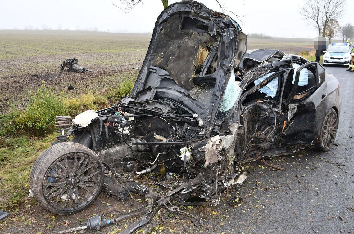 BMW kompletnie rozbite po uderzeniu w drzewo. 18-letni kierowca trafił do szpitala [ZDJĘCIA]