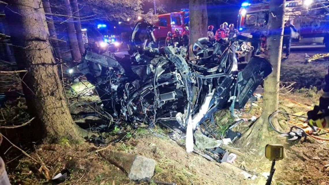 BMW kompletnie zmiażdżone po uderzeniu w drzewo. W wypadku zginęli dwaj mężczyźni BMW kompletnie zmiażdżone po uderzeniu w drzewo. W wypadku zginęli dwaj mężczyźni
