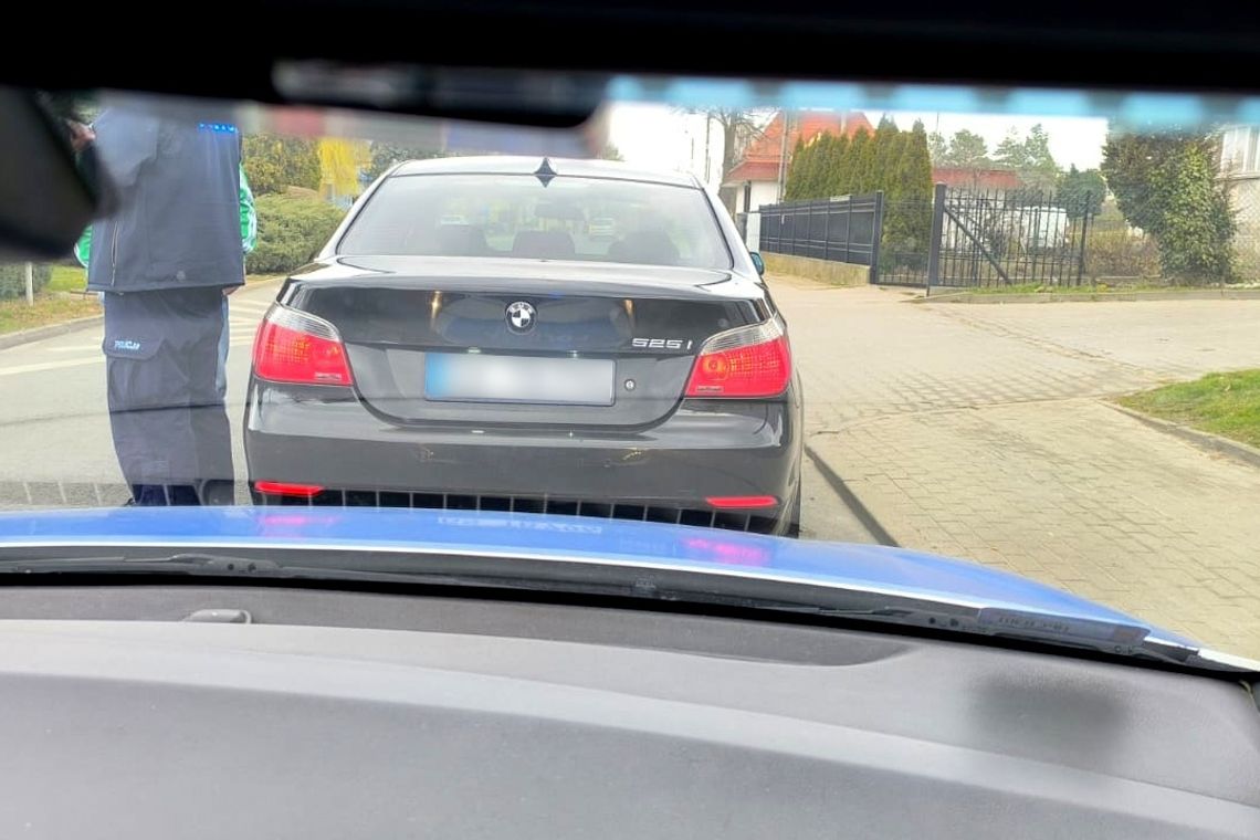 BMW miało podrobione tablice rejestracyjne. Policjant po służbie zauważył, że coś jest z nimi nie tak