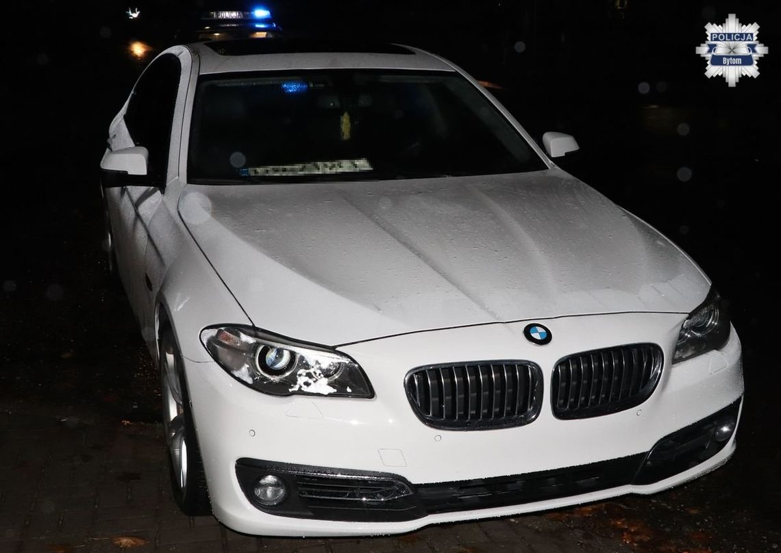 BMW nie miało przedniej tablicy, a tylna należała do innego auta. Kierowca odpowie przed sądem