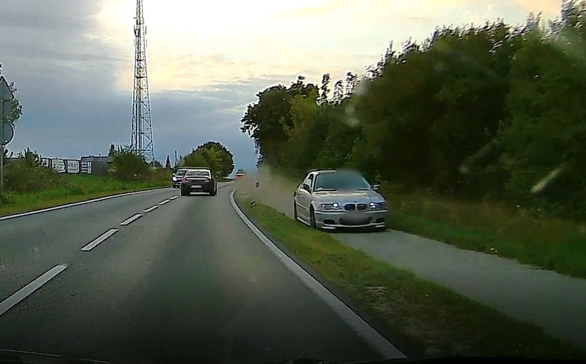 BMW pędziło ścieżką rowerową. Młody kierowca wyjechał na czołówkę i tak się ratował