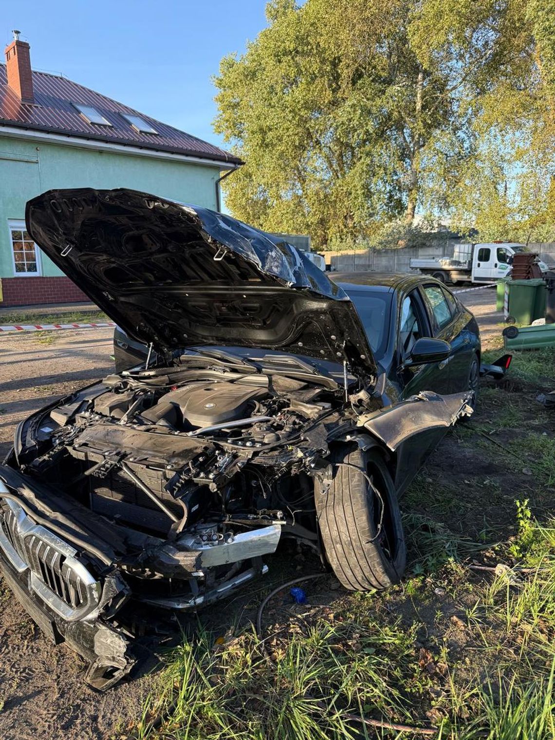 BMW przeleciało środkiem ronda, ścięło dwie lampy i płot. 20-letni kierowca pijany i po narkotykach