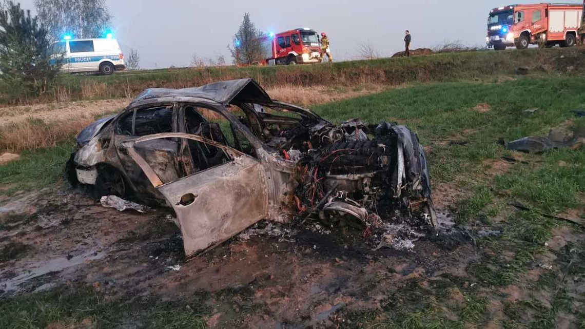 BMW uderzyło w betonowy przepust i zapaliło się. Pasażerka wyciągnęła z auta kierowcę i koleżankę