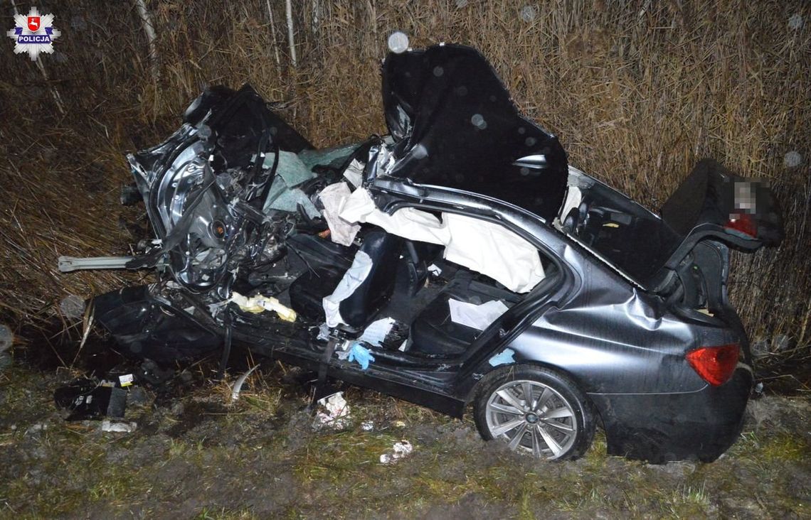 BMW uderzyło w ciężarówkę, a następnie wpadło pod kolejną. Zginął młody kierowca