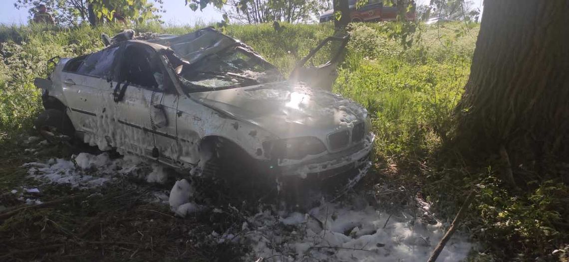 BMW uderzyło w drzewo i spłonęło. Policjanci szukają świadków śmiertelnego wypadku