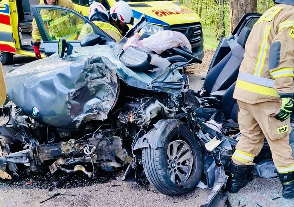 BMW uderzyło w drzewo. Pięć osób odniosło obrażenia, w tym troje dzieci