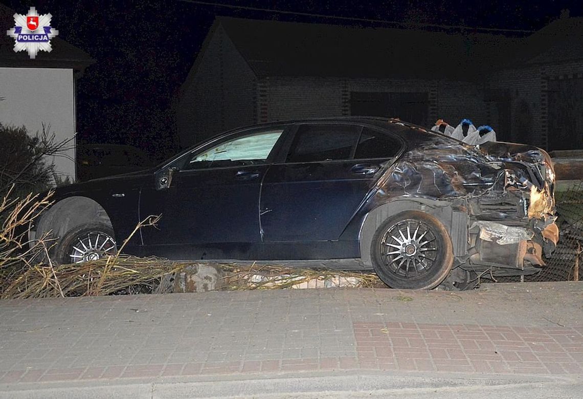 BMW uderzyło w ogrodzenie. Za kierownicą pijany 28-latek objęty kwarantanną