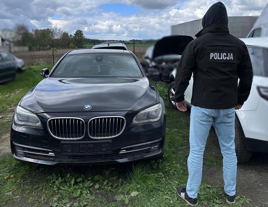 BMW warte sto tysięcy złotych odzyskane 1,5 roku po kradzieży. Policjanci znaleźli je na prywatnej posesji