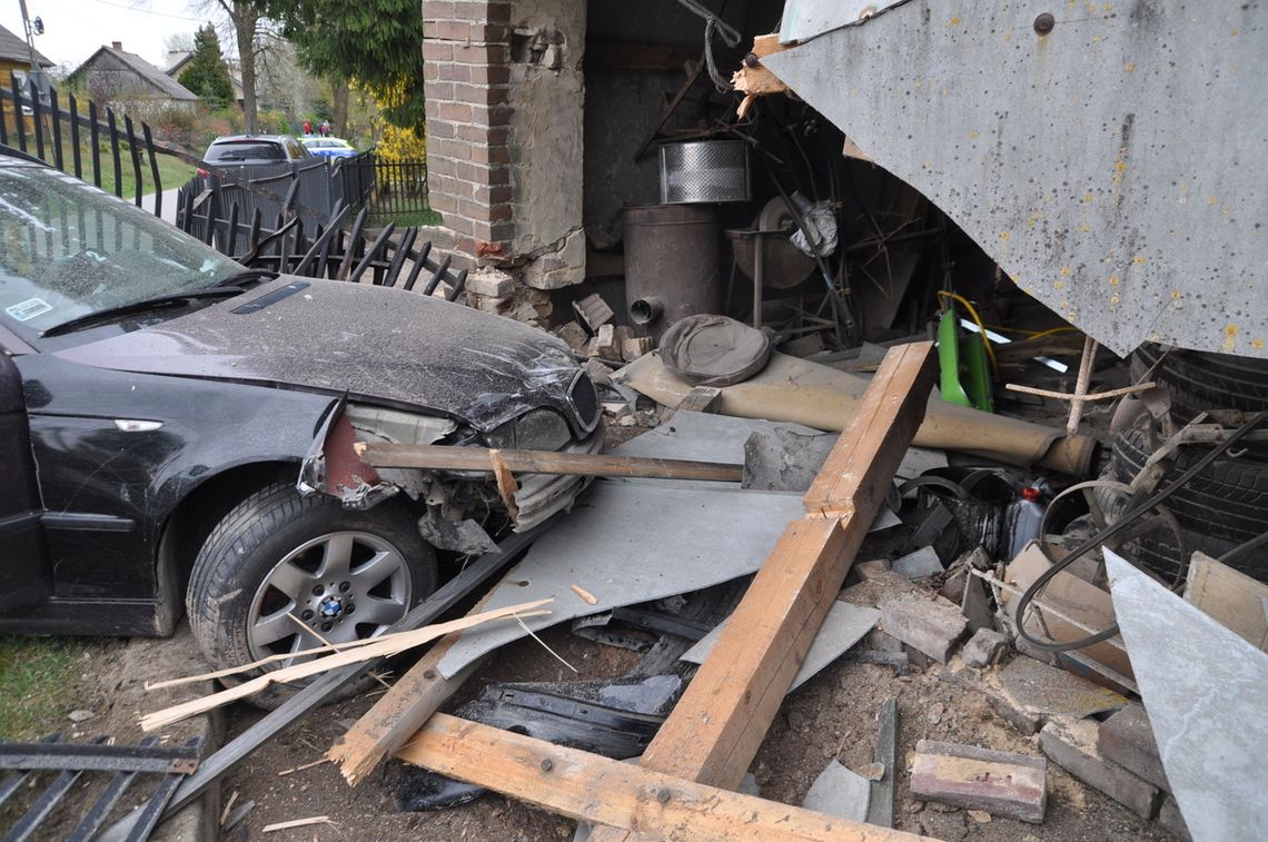 BMW wbiło się w ścianę. Pijany 24-latek bez uprawnień uciekał pieszo przed policją