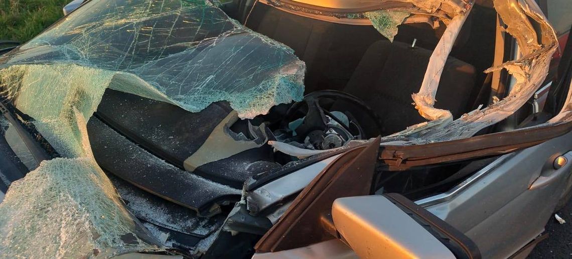 BMW wbiło się w tył naczepy samochodu ciężarowego. 27-letni kierowca zabrany do szpitala BMW wbiło się w tył naczepy samochodu ciężarowego. 27-letni kierowca zabrany do szpitala