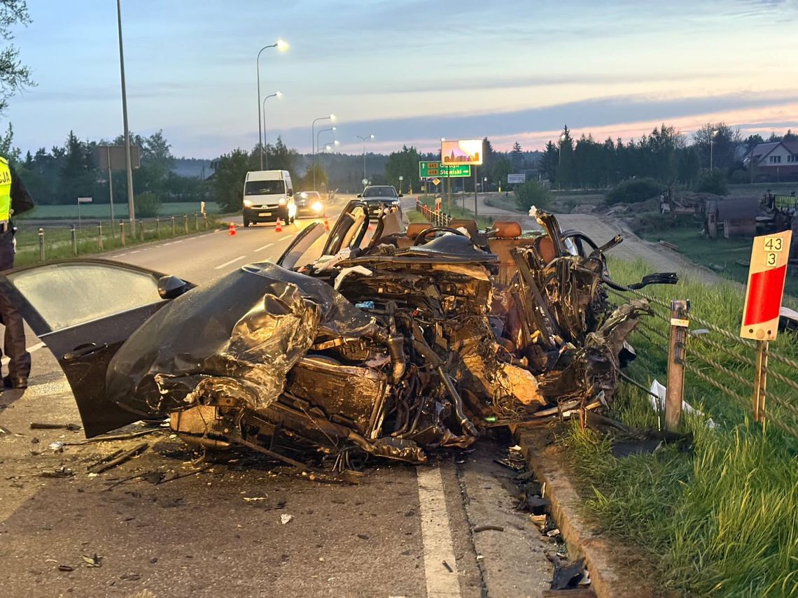 BMW wjechało prosto pod ciężarówkę. Dwie osoby zostały zabrane do szpitala