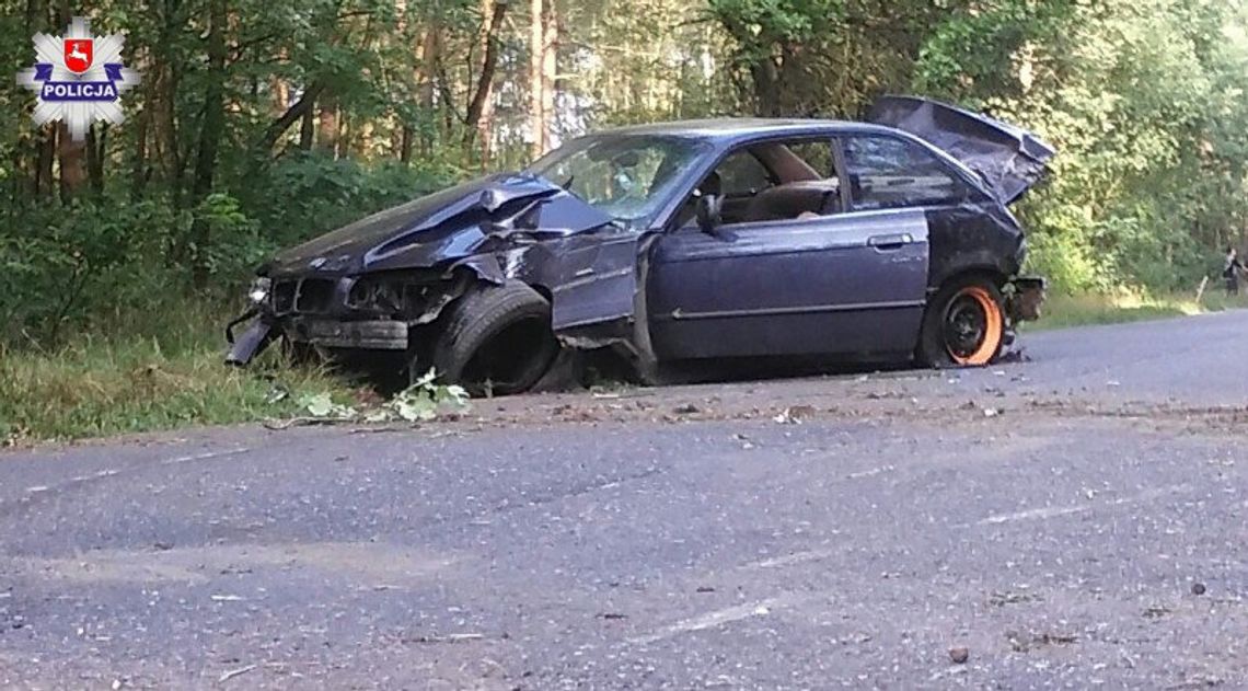 BMW wyleciało z drogi i ścinało drzewa jak zapałki. Młody kierowca chciał przykozaczyć