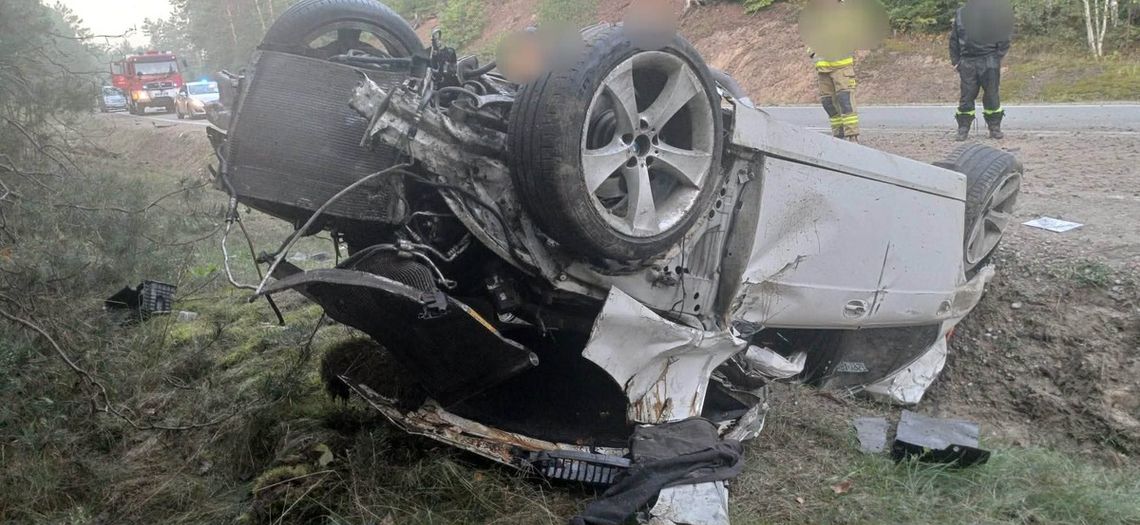 BMW wypadło z drogi i dachowało. 22-letni kierowca kilka dni wcześniej stracił prawo jazdy BMW wypadło z drogi i dachowało. 22-letni kierowca kilka dni wcześniej stracił prawo jazdy