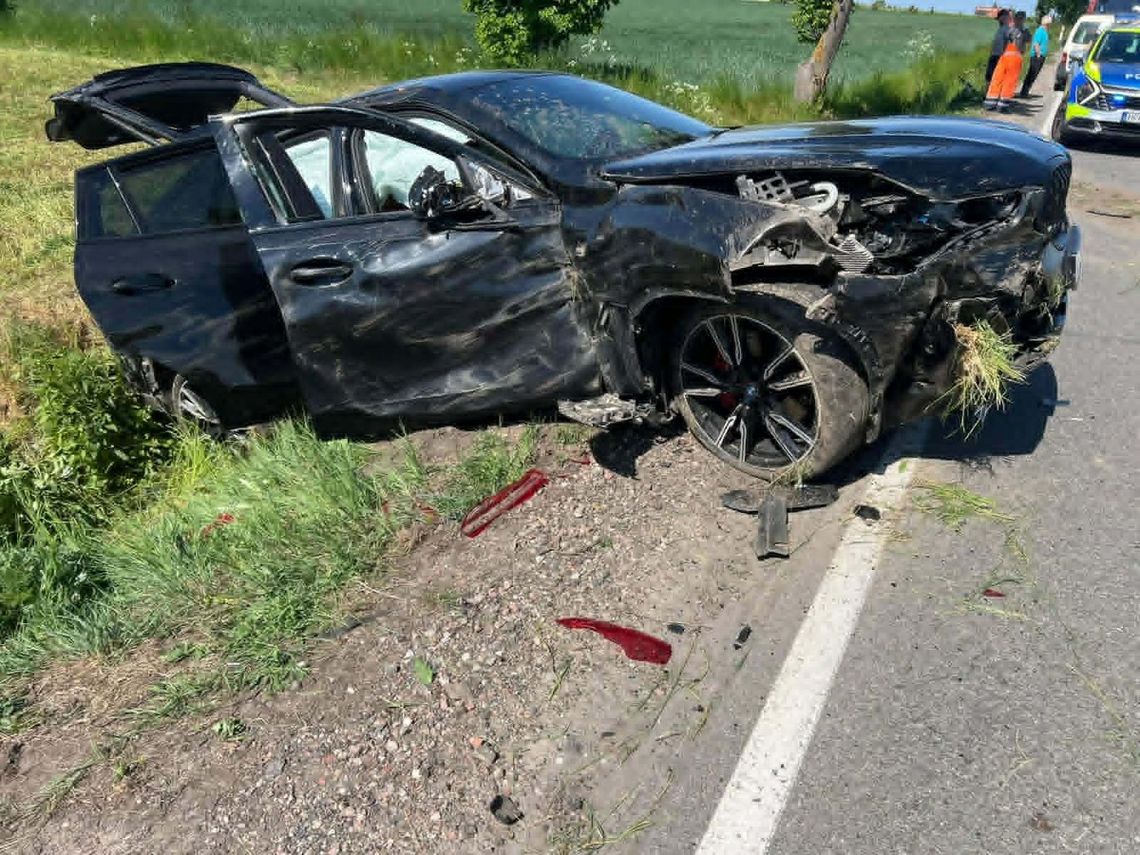 BMW wypadło z drogi i kilka razy koziołkowało w rowie. Ranny 24-latek zabrany do szpitala BMW wypadło z drogi i kilka razy koziołkowało w rowie. Ranny 24-latek zabrany do szpitala