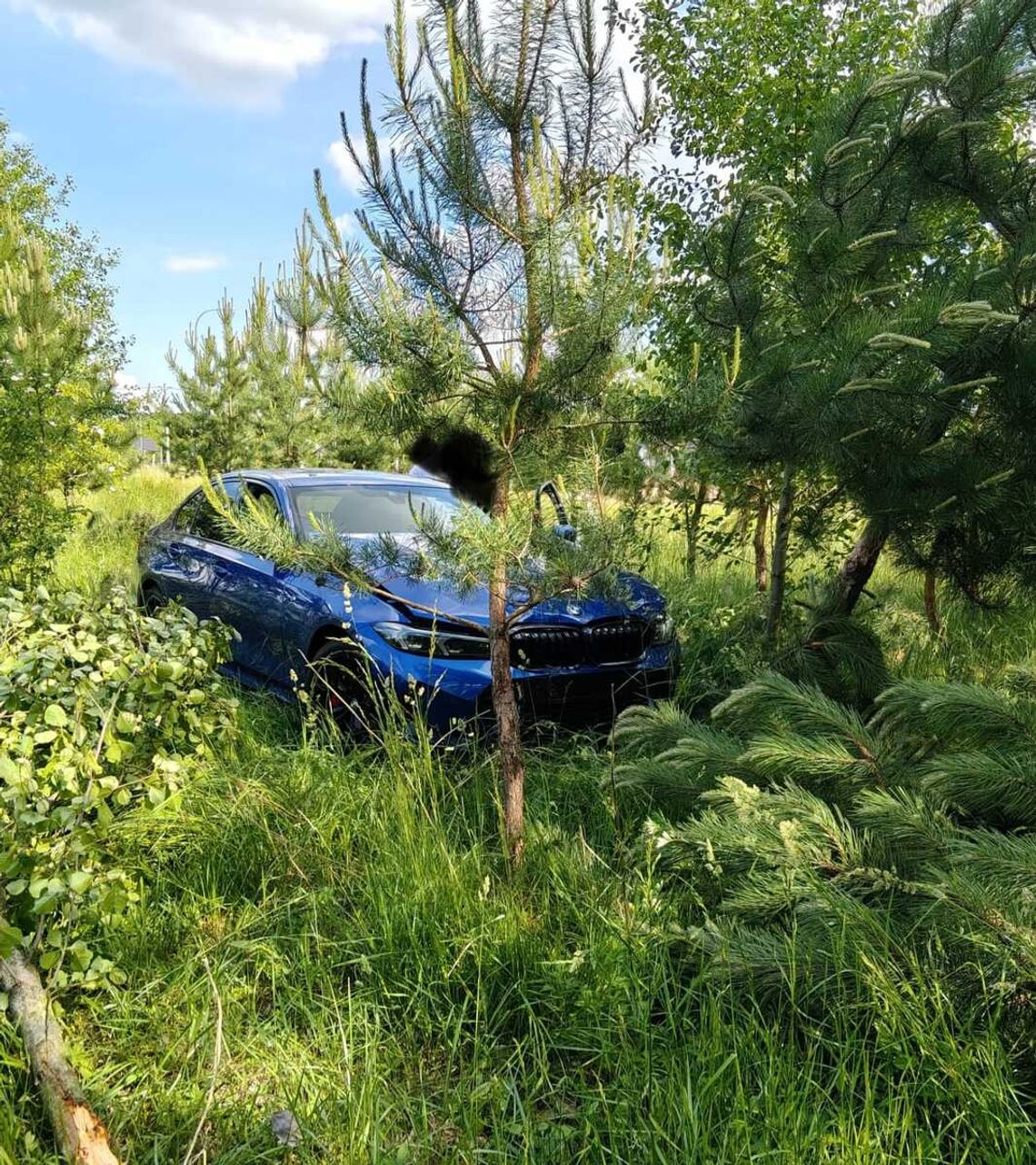 BMW wypadło z drogi i skosiło kilka drzew. 18-latek miał prawo jazdy zaledwie od kilku miesięcy BMW wypadło z drogi i skosiło kilka drzew. 18-latek miał prawo jazdy zaledwie od kilku miesięcy