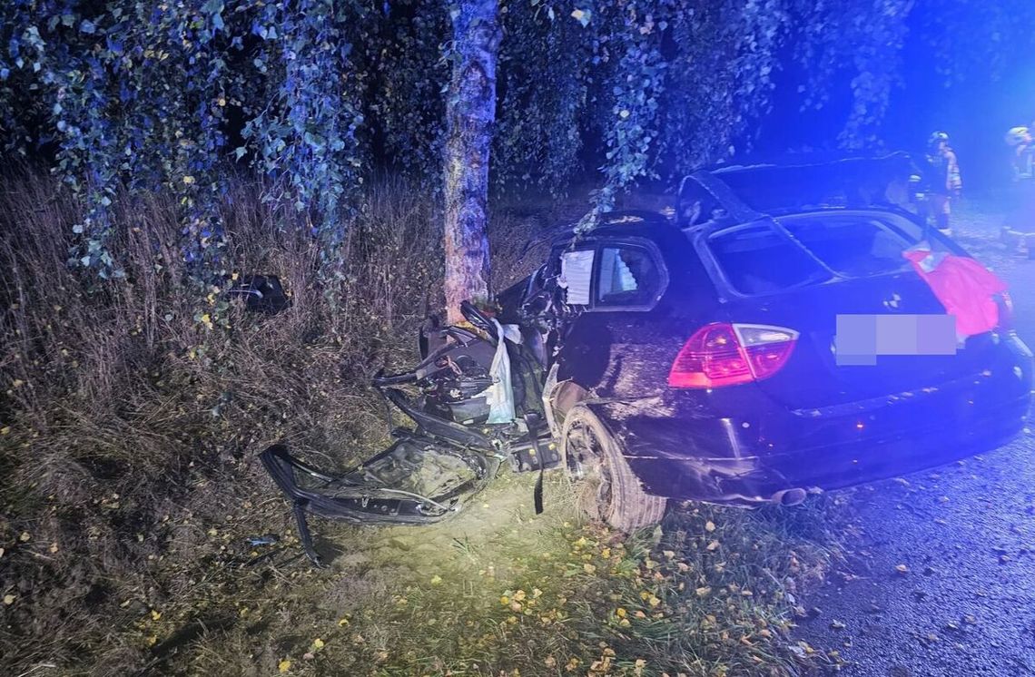 BMW wypadło z drogi i uderzyło w drzewo. 18-letni kierowca zmarł w szpitalu