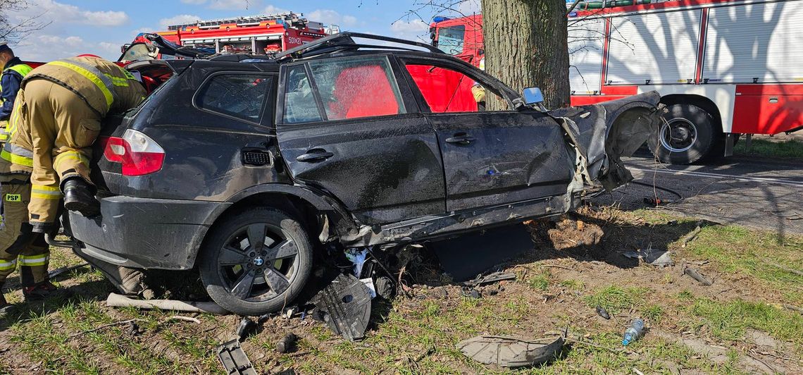 BMW wypadło z drogi i wbiło się w drzewo. 29-letni kierowca zginął na miejscu