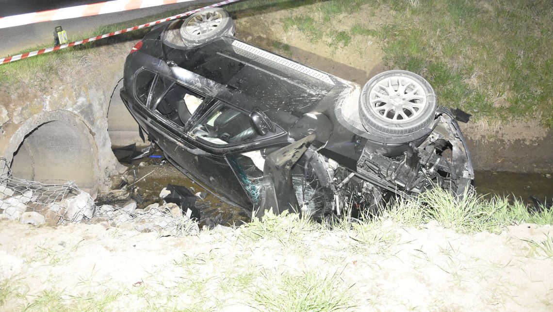 BMW wypadło z drogi i wbiło się w przepust. Jeden z pasażerów został okaleczony, kierowca był pijany