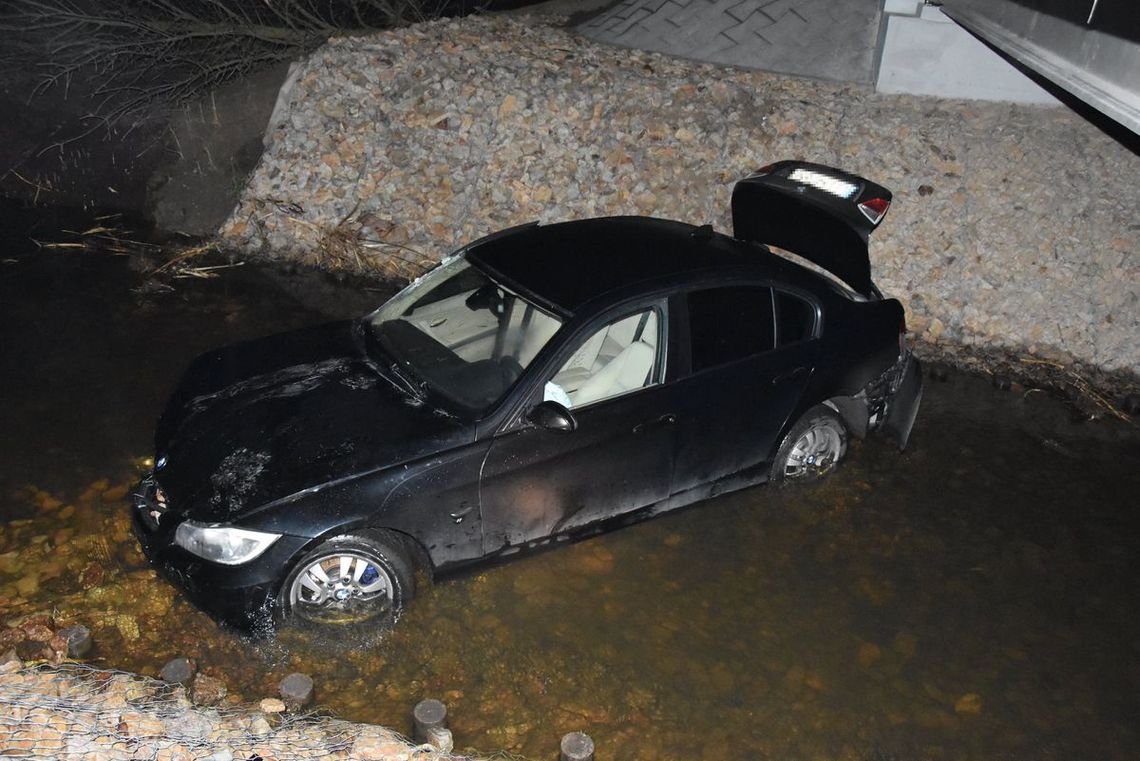 BMW wypadło z drogi i wylądowało w rzece. 18-letni kierowca ma prawo jazdy od pół roku