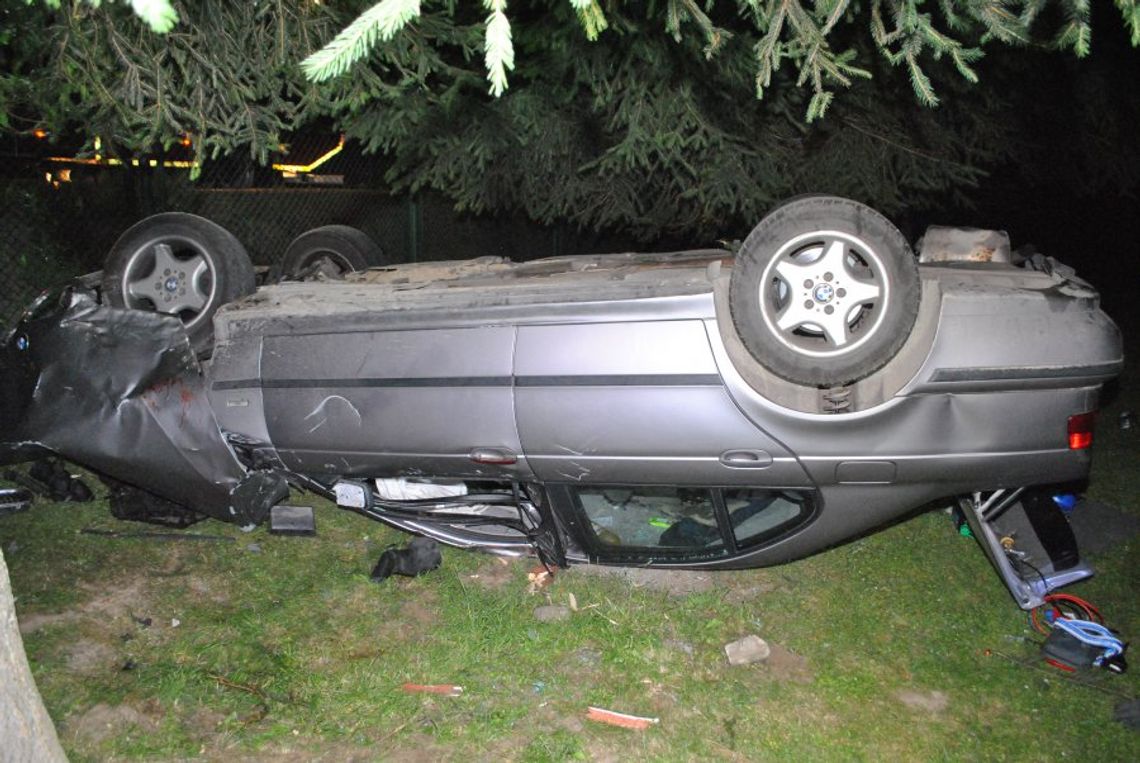 BMW wypadło z drogi, skosiło ogrodzenie i dachowało w przydomowym ogródku. Kierowca był pijany