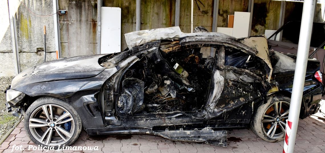 BMW wypadło z drogi, uderzyło w słup i zapaliło się. W wypadku zginęło dwóch młodych mężczyzn