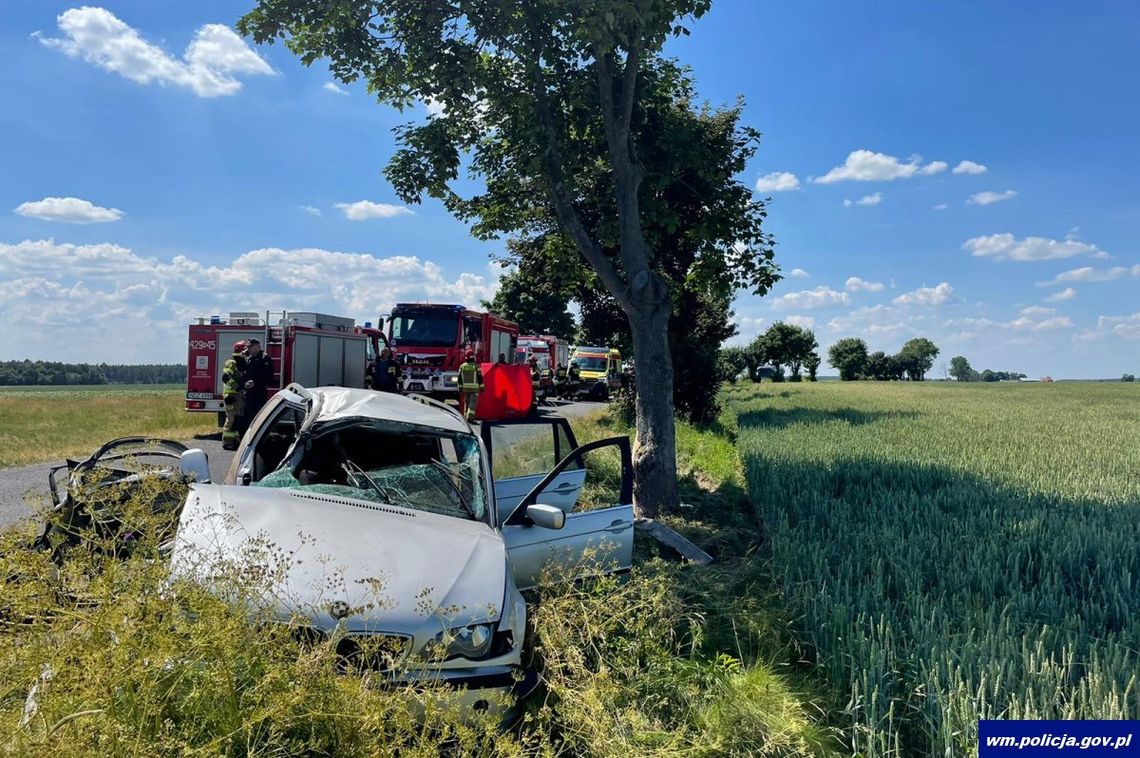 BMW z impetem wbiło się w drzewo. Pasażer zginął na miejscu, 20-letni kierowca trafił do szpitala