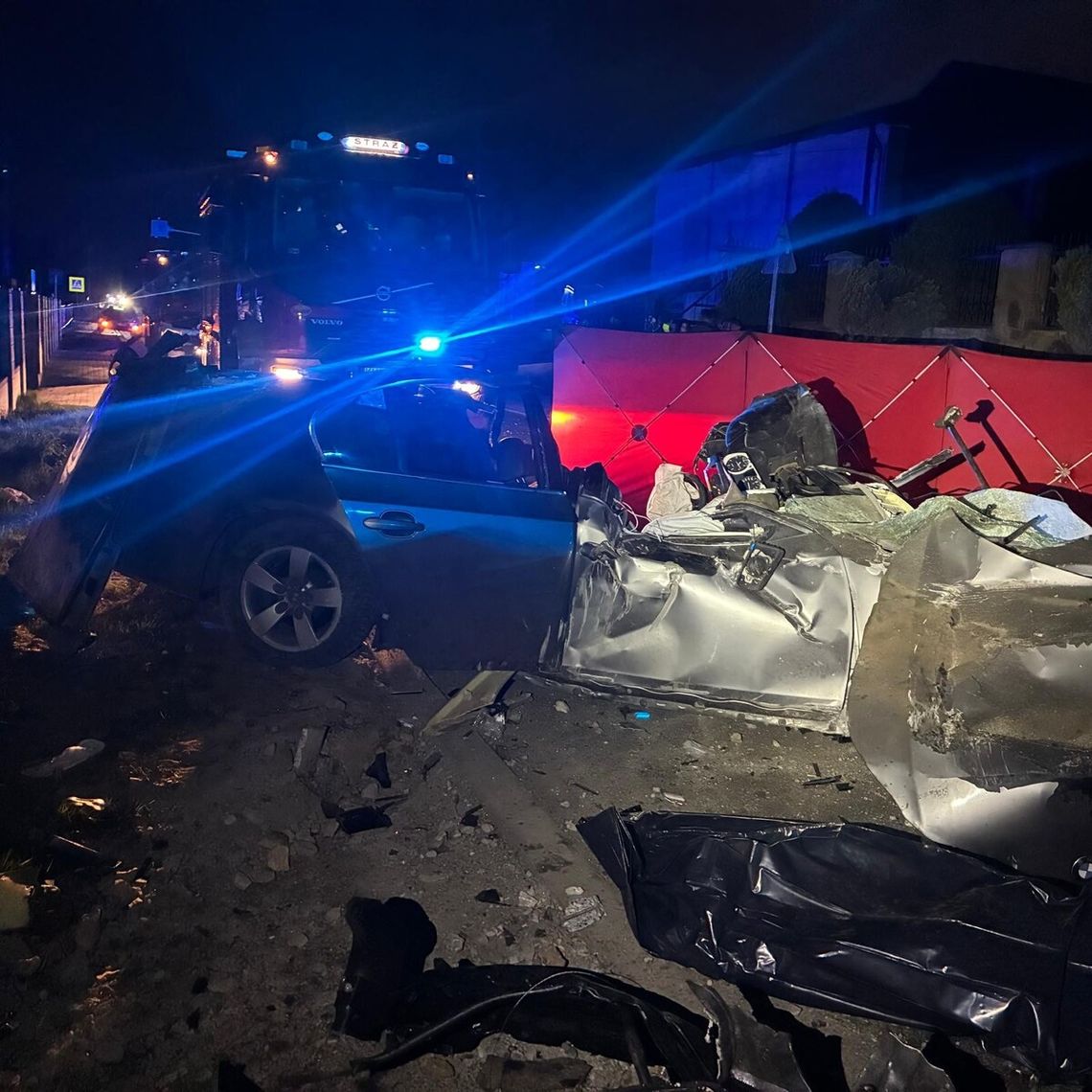 BMW z ogromną siłą uderzyło w słup. 35-latek za kierownicą od razu zginął